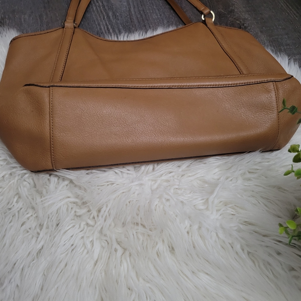 Tory Burch Amanda Easy Tote Bag in tan - Picture 4 of 16